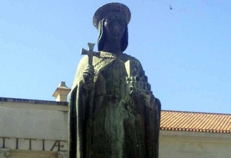 Escultura da Condessa Mumadona em Guimarães