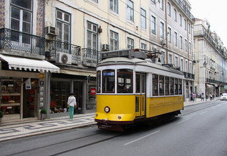 Passeio no Elétrico 28 ou no Elétrico Vermelho em Lisboa?