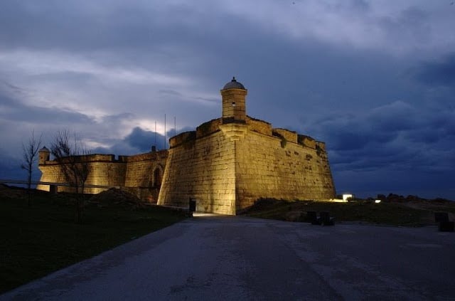 Castelo do Queijo iluminado à noite