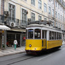 Passeio no Elétrico 28 ou no Elétrico Vermelho em Lisboa?