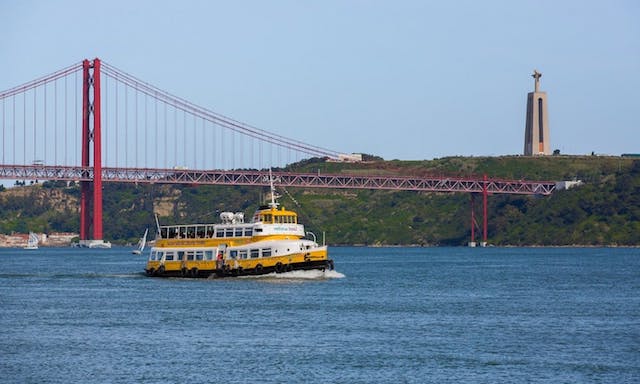 Passeio de barco no Rio Tejo em Lisboa