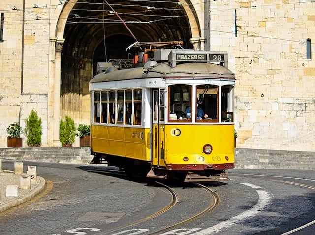 Passeio de Elétrico 28 em Lisboa