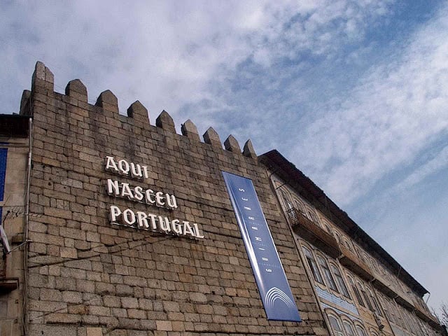 Símbolo de Guimarães - Escritura no Castelo
