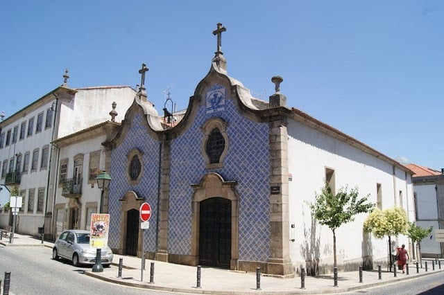Fachada de azulejos da Igreja da Misericórdia em Bragança