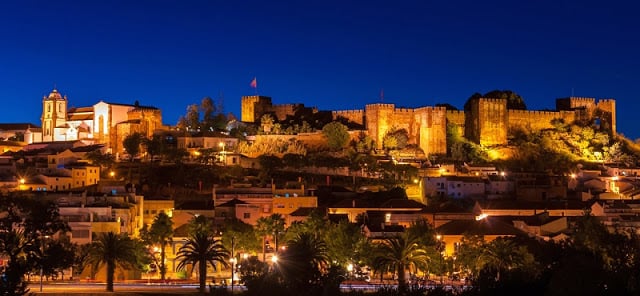 Vista de Silves e seu castelo à noite