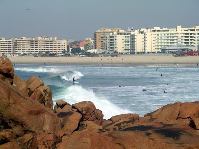 Surf na Praia do Castelo do Queijo