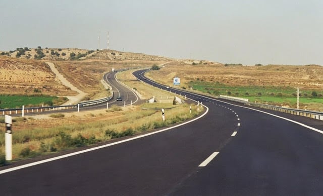 Estrada de carros em Portugal