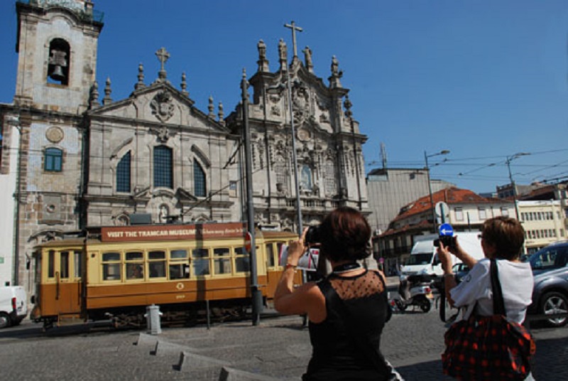 Turistas tirando foto em Porto
