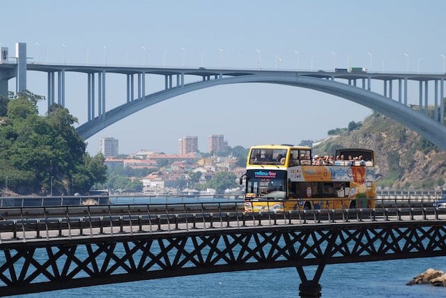 Passeio de ônibus pelas pontes do Rio Douro