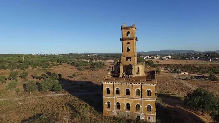 Vista do Palácio do Rei do Lixo e a Torre do Diabo