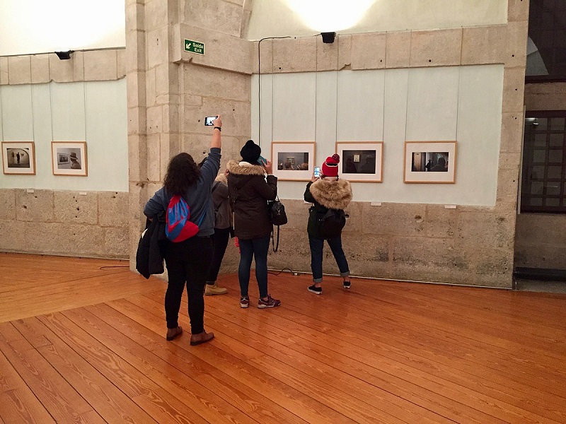 Visitantes no interior do Centro Português de Fotografia no Porto
