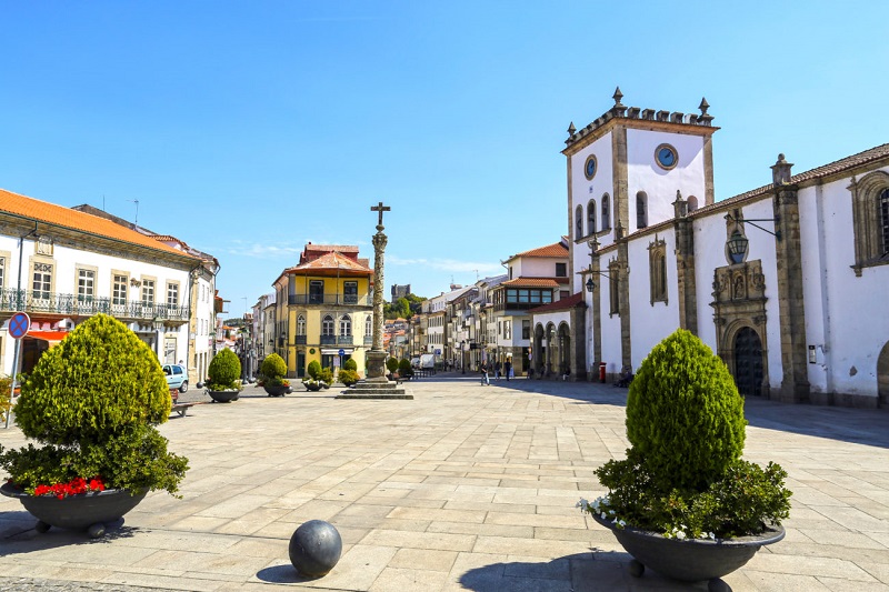 Praça de Bragança com vasos de plantas 